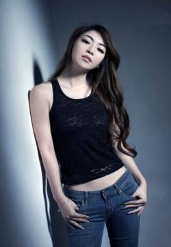高清宅男小魔女田甜黑夜下演绎性感美女诱惑