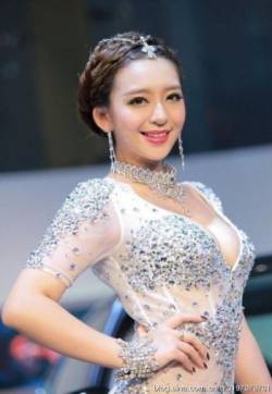 中国内地女演员第一嫩模Ｇ奶曹阳性感车模美女