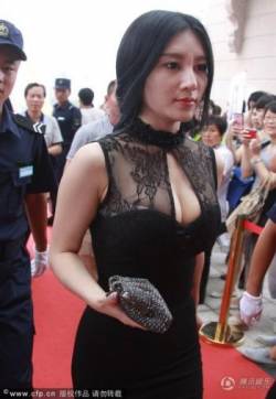 高清陕西省延安美女F杯潘春春蕾丝裙呼之欲出