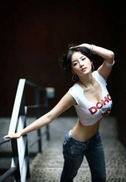 韩国知名模特车模林智慧牛仔裤写真S身材火辣诱惑