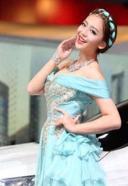 中国内地女演员丰满美女车模曹阳诱人写真