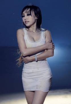 中国大陆内蒙古女演员北影校花韩一菲沙滩性感诱惑写真