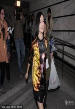 谢娜露美腿不怕冷 助理搀扶下楼梯躲采访