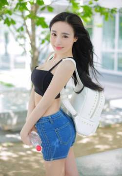 中国香港女演员周秀娜拍摄宣传照着大秀身材