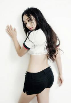 中国大陆内蒙古女演员韩一菲撩人诱惑唯美写真