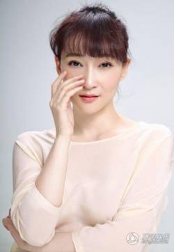 中国内地女演员孙嘉温婉笑容展轻熟女魅力最新时尚写真