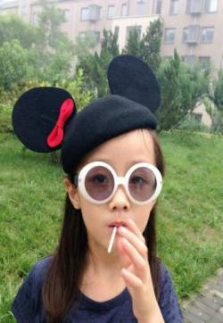 万万没想到2卖火柴的可爱小女孩纪姿含超萌生活照