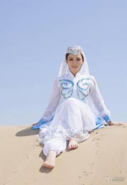 中国内地湖南衡阳女演员柳岩性感白裙沙漠艺术写真牵骆驼变塞外明珠(一)