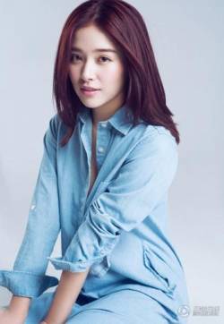 高清中国内地代黑龙江省哈尔滨新生女演员阚清子眼眸动人清新性感时尚大气艺术写真图片