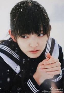 美丽冻人日本制服美少女铃木爱理下雪天超短裙写真图集