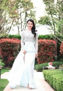 高清香港，祖籍辽宁沈阳美女小关之琳性感红唇妩媚动人户外艺术写真图集