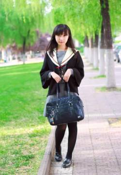 知名网络嫩模于芷晴撩人诱惑床上可爱自拍
