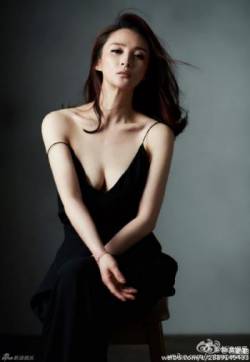 中国内地重庆市南岸女演员蒋勤勤最新性感写真深V低胸露背开叉长裙露美腿销魂姿势诱惑图集