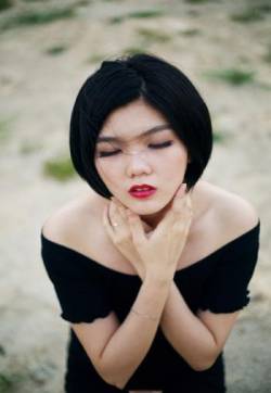 美女图片欣赏黑色丝滑超薄透视裙专刊美女深沟的诱惑挑逗姿势摆拍图片第张
