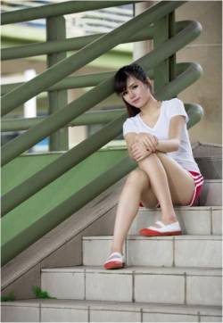 美女姐姐图片欣赏中戏美女校花奔跑全校上演性感火辣身材前凸后翘摆拍照