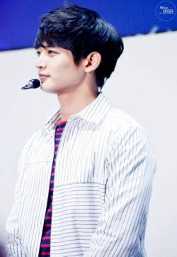 高清韩国仁川男明星崔珉豪出席三星公演现场图