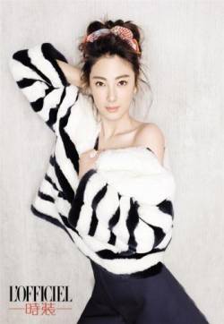 高清内地山东德州女演员张雨绮封面图片显霸气香肩微露锁骨诱人