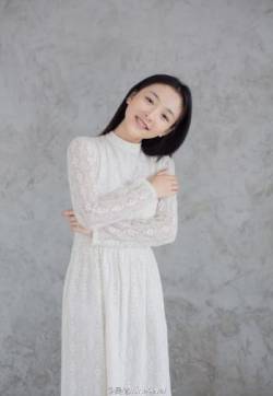 中国大陆湖北90后女演员吴倩白色长裙写真美图国民初恋吴倩写真美图集合
