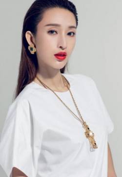 中国大陆广西省桂林模特女演员张俪时尚OL造型写真烈焰红唇显干练