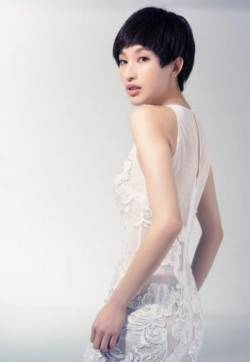 中国大陆广西省桂林模特女演员张俪时尚大片秀丝滑美背黑白演绎冰美人