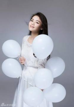 大陆内地安徽省蚌埠女演员马思纯时尚大片灿烂笑容化身鬼马精灵
