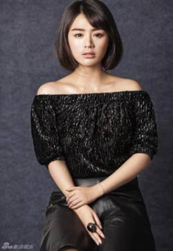 大陆内地安徽省蚌埠女演员马思纯复古写真变熟女小露香肩添性感