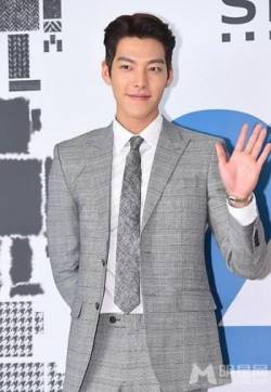 高清韩国男演员金宇彬收起不羁变绅士西服亮相活动现场