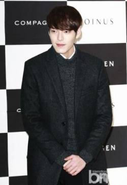 高清韩国男演员继承者们金宇彬现身时尚活动帅气尽显