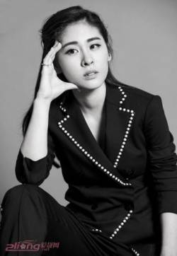 中国大陆天津女歌手张碧晨拍帅气中性写真西服加身干练迷人