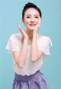 中国内地内蒙古呼和浩特女演员徐璐夏季风甜美写真嘟嘴卖萌