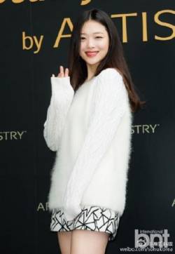 高清性感韩国釜山美女雪莉等出席活动雪白针线衫清纯依旧崔雪莉图片