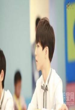 TFBOYS教室照 白色衬衫优雅阳光 TFBOYS图片