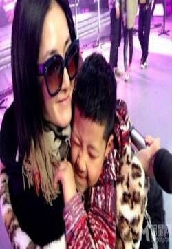 石头湖南卫视录制节目 后台与谢娜亲密嬉闹 谢娜图片石头图片