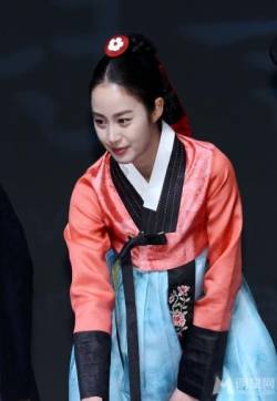 韩国釜山影视女演员金泰希韩庄端正温婉出席活动金泰希图片