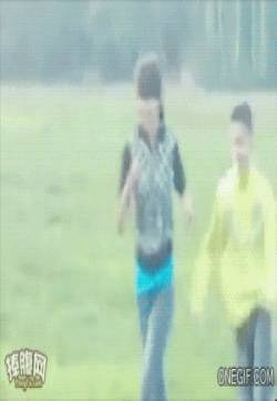 邪恶搞笑动态gif：谜之遥控器