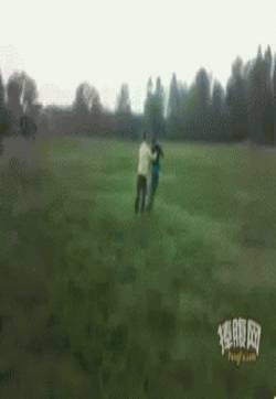 邪恶搞笑gif：没精神了？给你提提神！