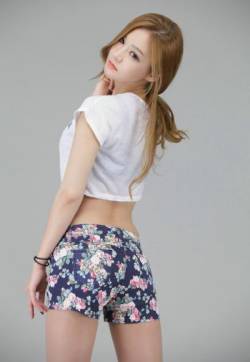 最流行布料花纹图案韩国美女侑珍清凉小碎花短裤写真