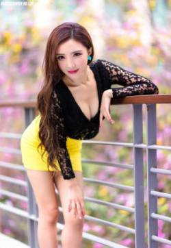 中国台湾人性感美女赵芸风韵迷人户外写真