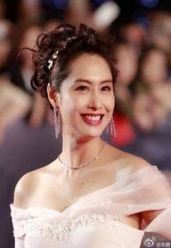 影视上海女演员45岁朱茵北京电影节红毯现场照