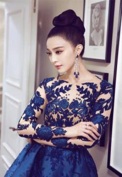 内地山东青岛女演员范冰冰蓝色礼服透视裙西班牙电影节红毯图片
