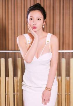 中国内地湖南衡阳女演员宅男女神柳岩礼服白裙写真图片