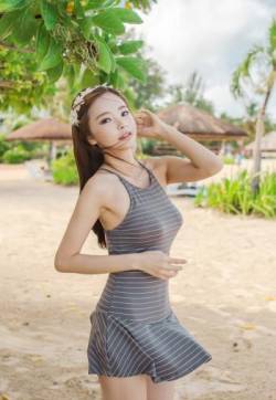 美女姐姐图片欣赏动作泳装美女清新沙滩摆拍写真图片