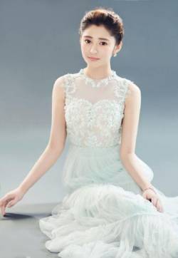 内地巨星歌手《锦绣未央》李心艾薄纱透视曼妙身姿性感写真图片