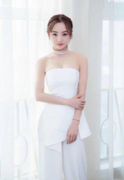 高清中国内地云南保山女演员杨蓉白色套装性感迷人图片