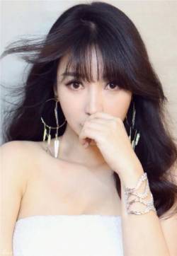 中国内地湖南衡阳女演员柳岩白色抹胸小秀香沟性感十足的图片