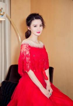 中国内地影视天津女演员张萌一席红裙明艳动人写真图片