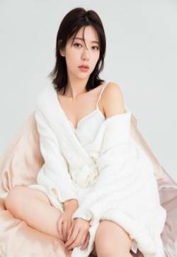 中国台湾流行乐女歌手、影视演员、平面模特郭雪芙玩性感居家写真露香肩锁骨图片
