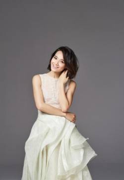 中国内地节目主持人、影视演员朱丹白色系写真优雅大气写真图片