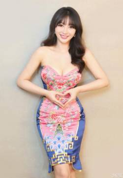 中国内地湖南衡阳女演员柳岩低胸装火辣性感图片