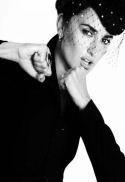 克鲁兹曾在西班牙国家艺术佩内洛普·克鲁兹《Vogue》封面性感时尚写真图片